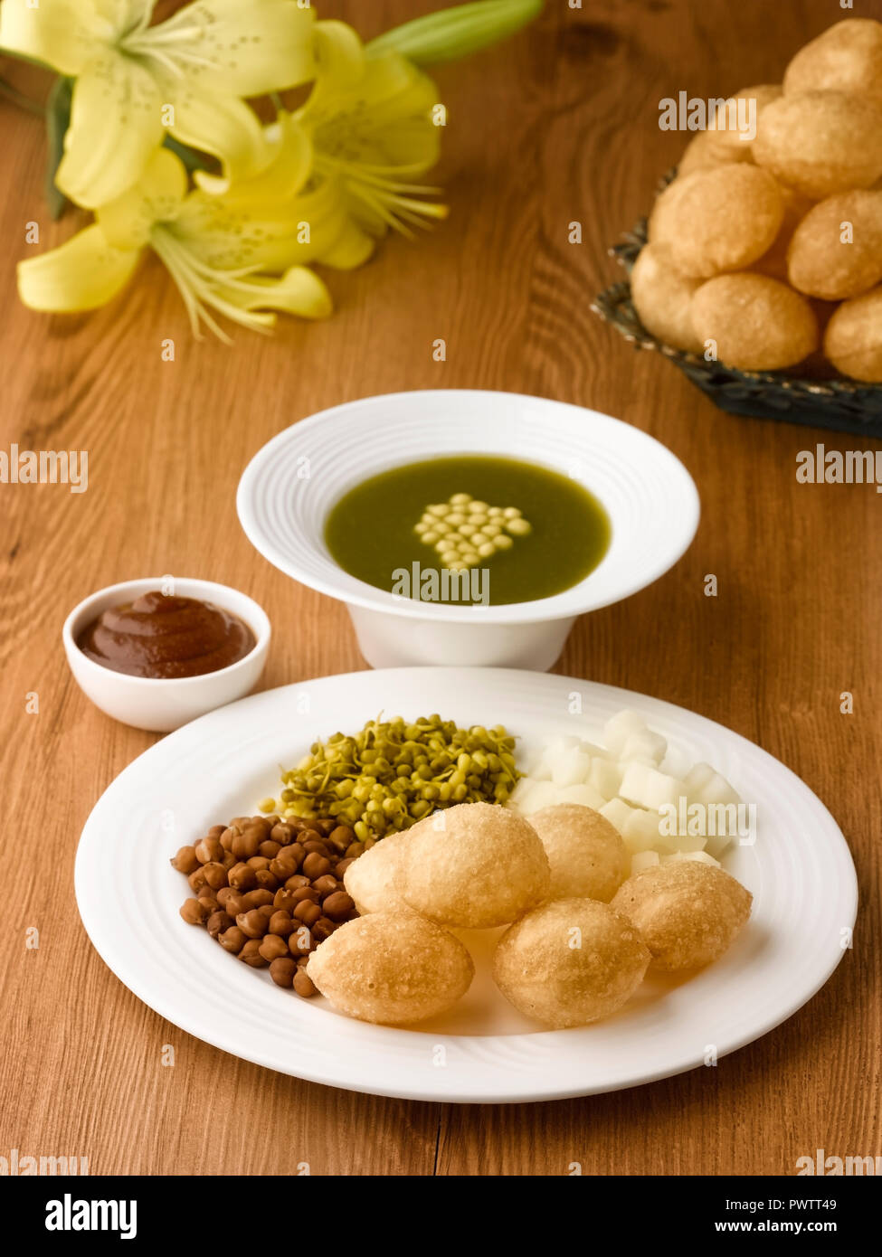 PANI PURI, fritte palline fatte dal grano servita con con RED CHANNA, GREEN GRAM, patata, data chutney, acqua di menta Foto Stock