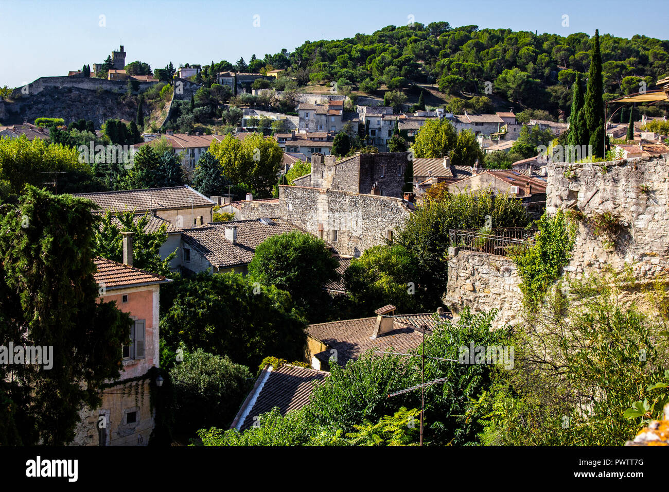 L'argilla rossa di tetti di Avignon Provence - sebbene il paesaggio della Provenza subisce un drammatico cambiamento dal nord del tetto di ardesia grigia piastrelle e dà modo di Foto Stock