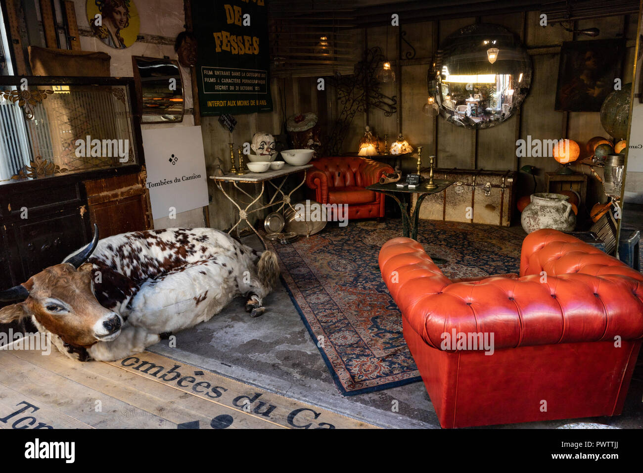 Marche aux Puces St Ouen Il Mercato delle Pulci è un istituzione di Parigi. Si tratta di uno dei più grandi mercati di antiquariato nel mondo. Alcuni fornitori sono aria aperta, whil Foto Stock