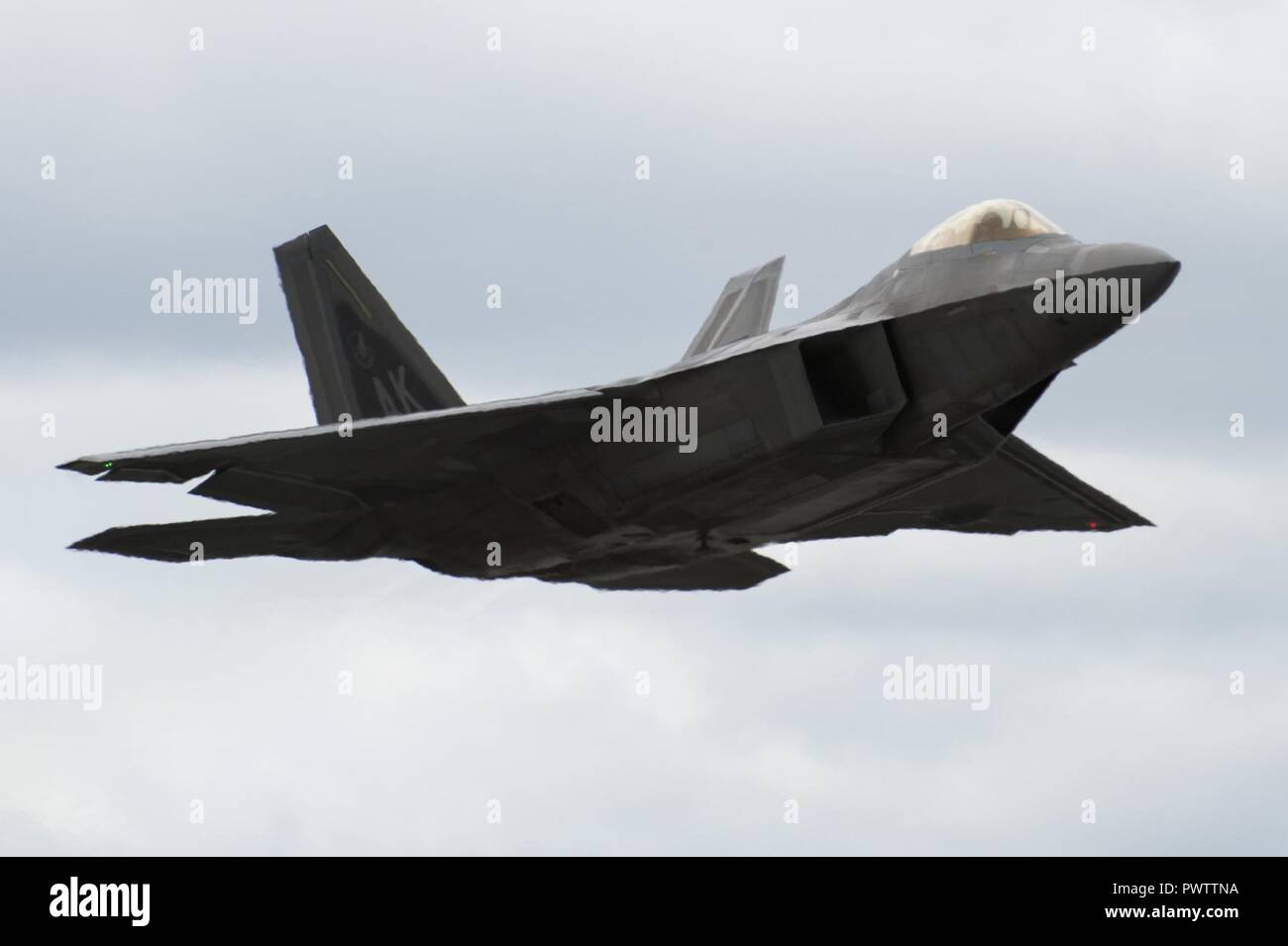 Un U.S. Air Force F-22 Raptor, assegnato alla terza ala, decolla da base comune Elmendorf-Richardson, Alaska, durante la bandiera rossa-Alaska 17-2, 21 giugno 2017. RED FLAG-Alaska è una serie di Pacific Air Forces commander-diretto esercizi di addestramento per gli Stati Uniti e le forze internazionali di fornire offensiva congiunta, contatore-aria, interdizione aria vicino il supporto e la grande forza di occupazione in un combattimento simulato l'ambiente. Foto Stock