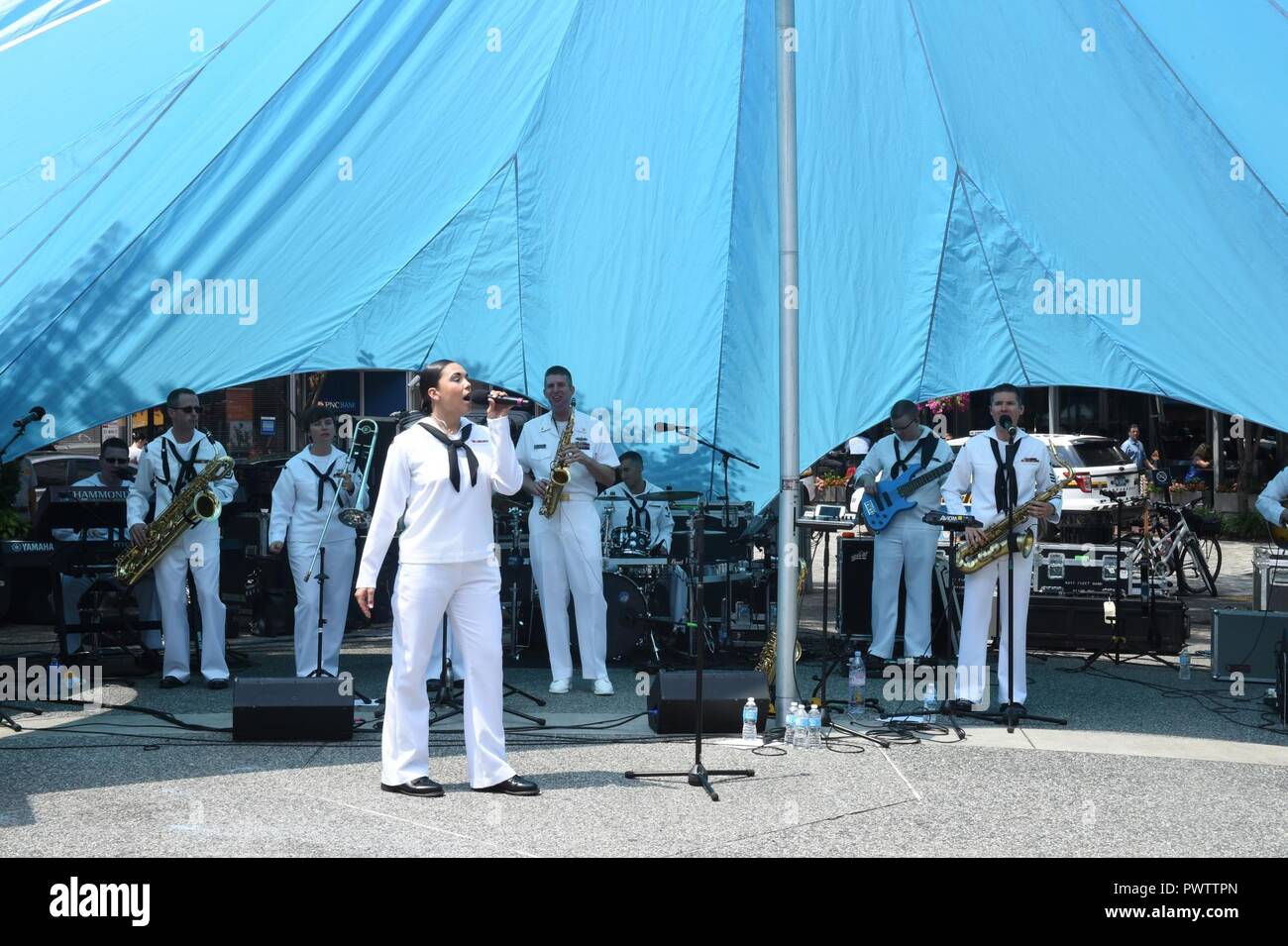 Pittsburgh PA (22 giugno 2018) la banda della marina nord-est conosciuto anche come il Rhode Island Sound rock band suona di fronte a migliaia di persone in un concerto pomeridiano presso la Piazza del Mercato nel centro di Pittsburgh. Navy settimana la messa a fuoco di una varietà di attività di outreach, attrezzature e personale in una singola città per un week-end di una lunga serie di combattimenti con principali influenzatori e le organizzazioni che rappresentano tutti i settori del mercato. Durante una settimana di Marina, 75-100 outreach eventi sono coordinati con la corporate, civico, governo, educazione, media, veterani, e nel servizio alla comunità e organizzazione di diversità nella città. Foto Stock