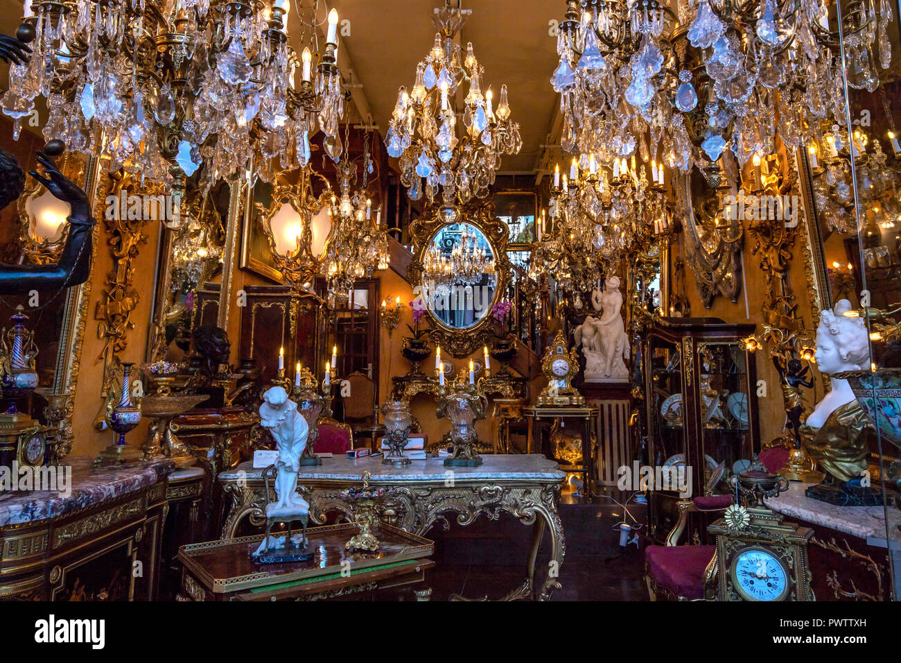 Marche aux Puces St Ouen Il Mercato delle Pulci è un istituzione di Parigi. Si tratta di uno dei più grandi mercati di antiquariato nel mondo. Alcuni fornitori sono aria aperta, whil Foto Stock