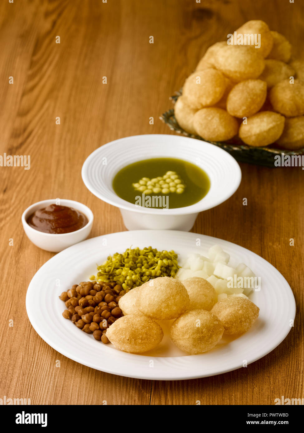 PANI PURI, fritte palline fatte dal grano servita con con RED CHANNA, GREEN GRAM, patata, data chutney, acqua di menta Foto Stock