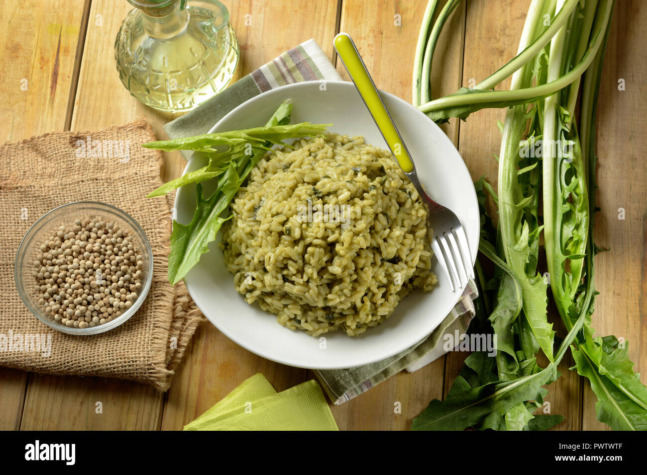 Risotto con radicchio - tradizionale ricetta italiana - ricetta vegetariana - primo piano Foto Stock