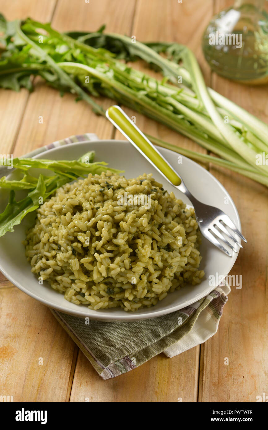 Risotto con radicchio - tradizionale ricetta italiana - ricetta vegetariana - primo piano Foto Stock