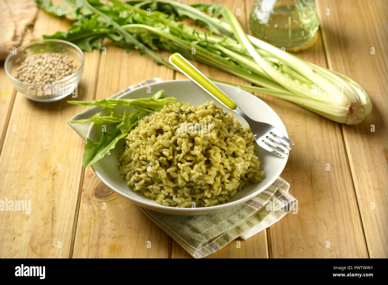 Risotto con radicchio - tradizionale ricetta italiana - ricetta vegetariana - primo piano Foto Stock