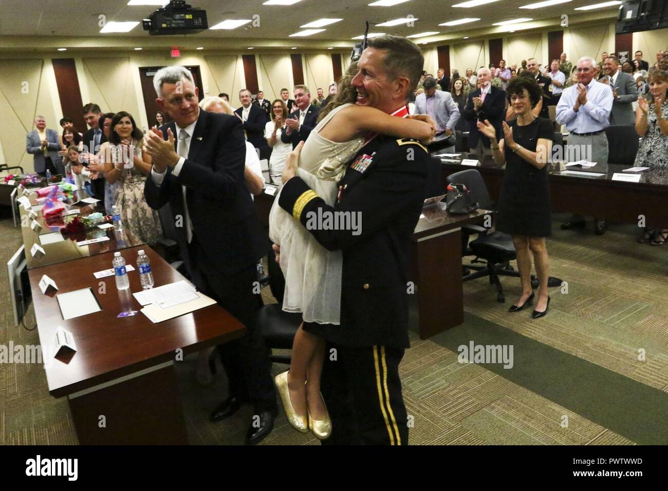 Stati Uniti La riserva di esercito il Mag. Gen. David Conboy, U.S. La riserva di esercito il comando vice comandante generale, operazioni abbracci di sua figlia dopo la sua performance durante il suo pensionamento cermony a Fort Bragg, NC, 23 giugno 2017. La cerimonia Conboy onorato per il suo impatto non solo per gli Stati Uniti La riserva di esercito, ma la nazione e i suoi alleati come bene. Foto Stock