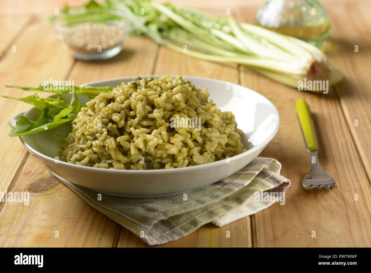 Risotto con radicchio - tradizionale ricetta italiana - ricetta vegetariana - primo piano Foto Stock