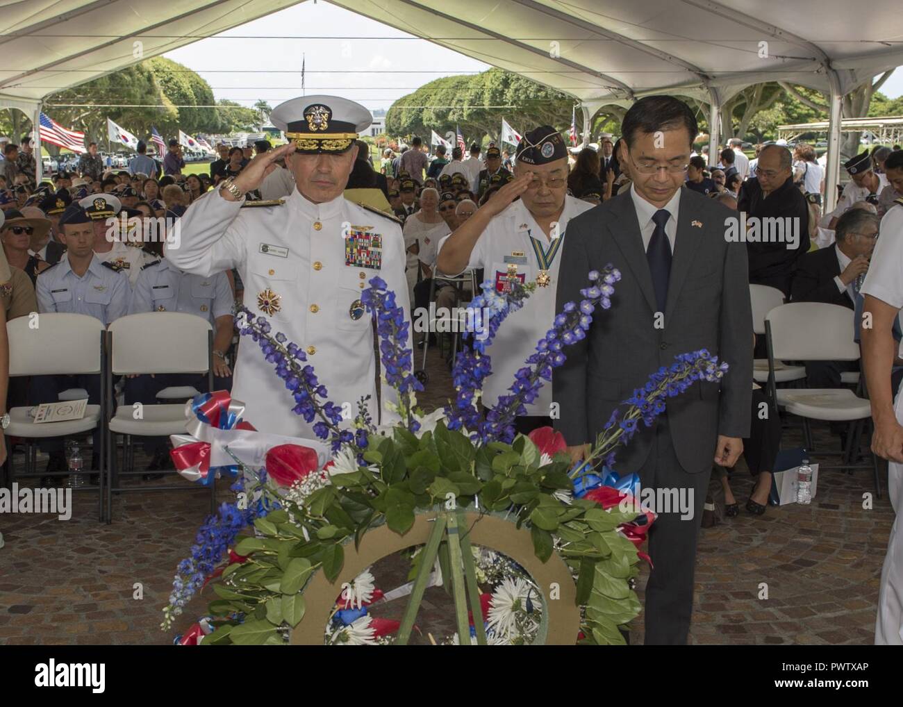 HONOLULU (25 giugno 2017)-Adm. Harry Harris, comandante della U.S. Comando del Pacifico, e Kang Young-Hoon, Consolato generale della Repubblica di Corea a Honolulu, collocare una corona di fiori in onore di caduti i veterani della Guerra di Corea nel corso della sessantasettesima annuale guerra coreana cerimonia commemorativa presso il National Memorial Cemetery del Pacifico. Active-dovere militare, decorate veterani, funzionari del governo e della comunità familiari raccolte durante la cerimonia per ricordare e onorare caduti veterani militari. ( Foto Stock