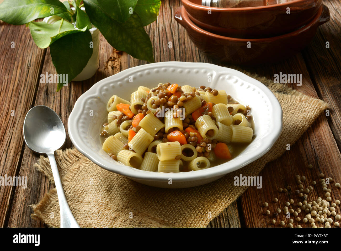 Pasta con le lenticchie e carote - primo piano Foto Stock