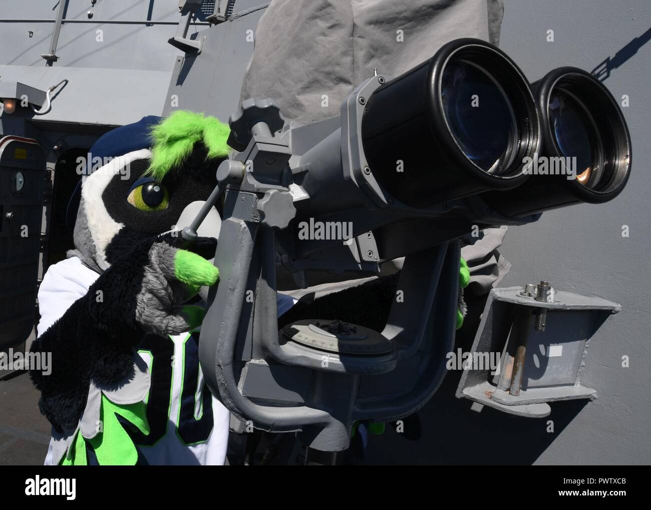EVERETT, Washington. (25 giugno 2017), braccio, il Seattle Seahawks mascot, utilizza il "grandi occhi", binocolo sul ponte ala del Areligh Burke-class missile destroyer USS Sampson (DDG 102) durante il dodicesimo uomo bandiera tour. I membri del team e del personale dei Seattle Seahawks visitato Naval Station Everett come parte del XII uomo bandiera tour dove hanno condotto una nave tour e Pep Rally. ( Foto Stock EVERETT, Washington. (25 giugno 2017), braccio, il Seattle Seahawks mascot, utilizza il "grandi occhi", binocolo sul ponte ala del Areligh Burke-class missile destroyer USS Sampson (DDG 102) durante il dodicesimo uomo bandiera tour. I membri del team e del personale dei Seattle Seahawks visitato Naval Station Everett come parte del XII uomo bandiera tour dove hanno condotto una nave tour e Pep Rally. ( Foto Stock