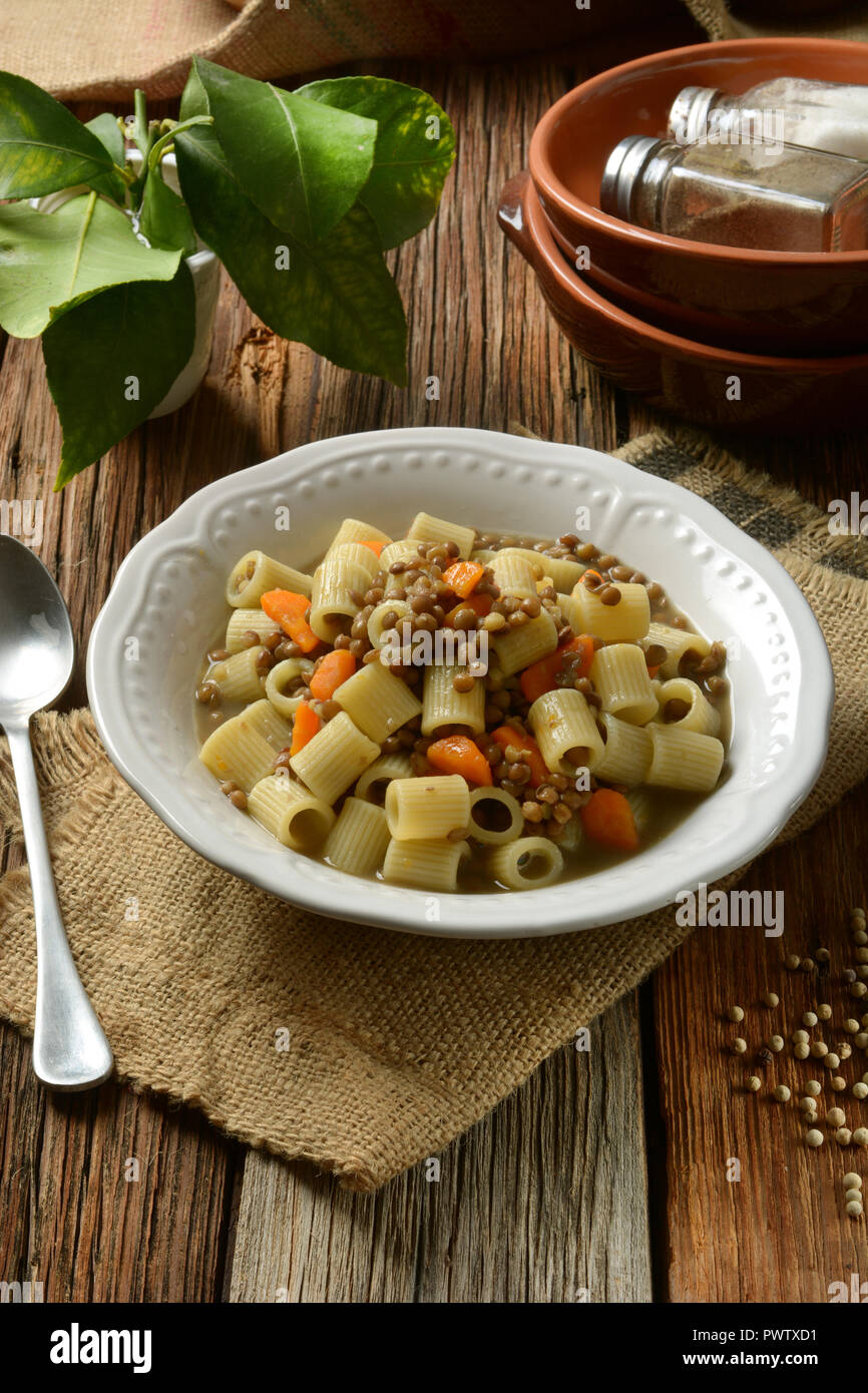 Pasta con le lenticchie e carote - primo piano Foto Stock