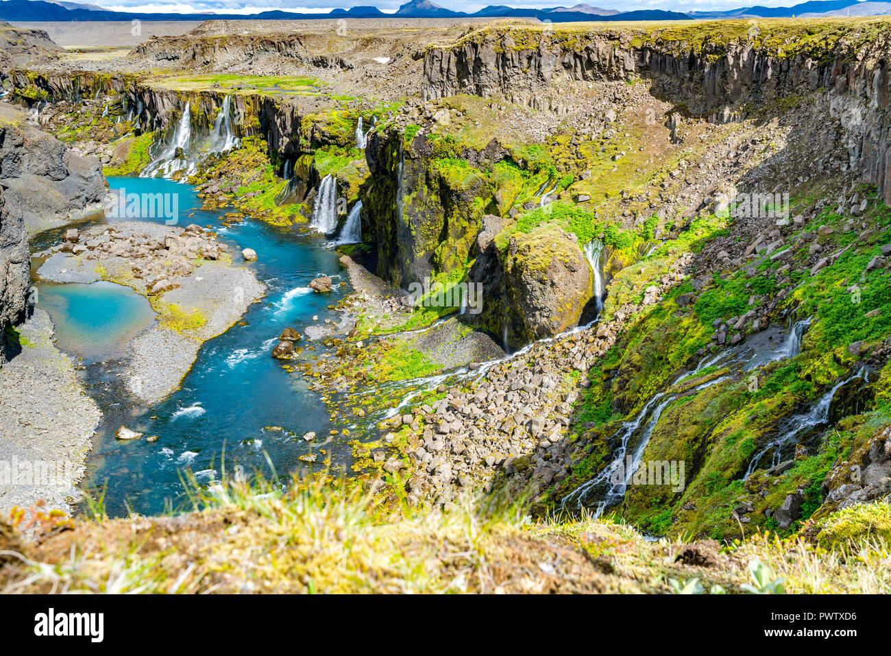 Le cascate di Sigoldugljufur canyon con il fiume azzurro nelle Highlands Centrali di Islanda Foto Stock