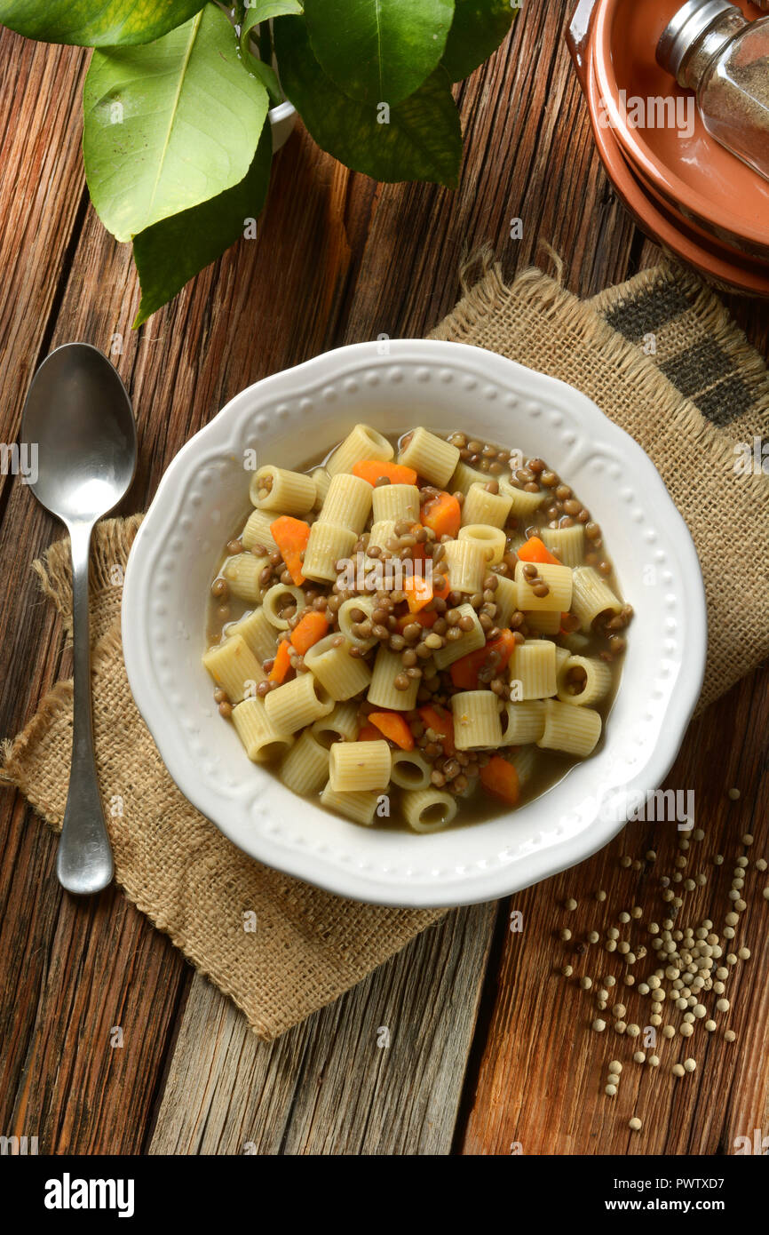 Pasta con le lenticchie e carote - primo piano Foto Stock