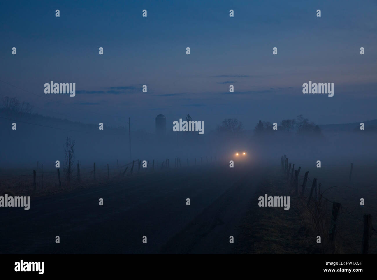 Nebbia tormenta la campagna durante una calda sera d'inverno in Jenksville, NY. Foto Stock