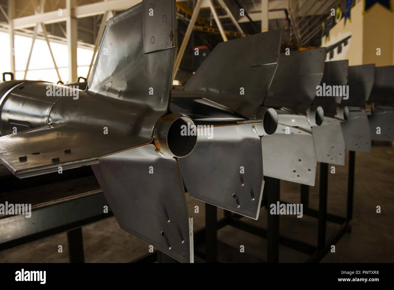 Inerte di GBU-38 munizioni a sedersi su un rack a Minot Air Force Base, N.D., 19 giugno 2017. La formazione muntions sono stati utilizzati dal 5° Manutenzione aeromobili squadrone Global Strike Team Challenge durante il loro bomba-concorso di carico. Foto Stock