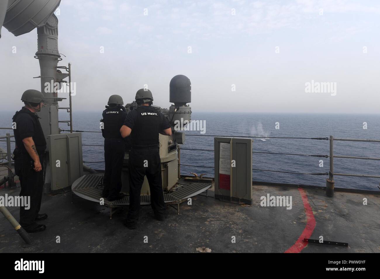 Stati Uniti 5TH FLOTTA AREA DI OPERAZIONI (21 giugno 2017) da bombardieri Mate 2a classe Tereka Smith spara un MC-38 25mm mitragliatrice sistema durante un pre-azione calibrazione aim fire a bordo del dock anfibio sbarco nave USS Carter Hall (LSD 50). Carter Hall, parte di Bataan anfibio gruppo pronto, è distribuito negli Stati Uniti Quinta Flotta area di operazioni a sostegno della sicurezza marittima operazioni per rassicurare gli alleati e partner e preservare la libertà di navigazione e il libero flusso di commercio nella regione. ( Foto Stock