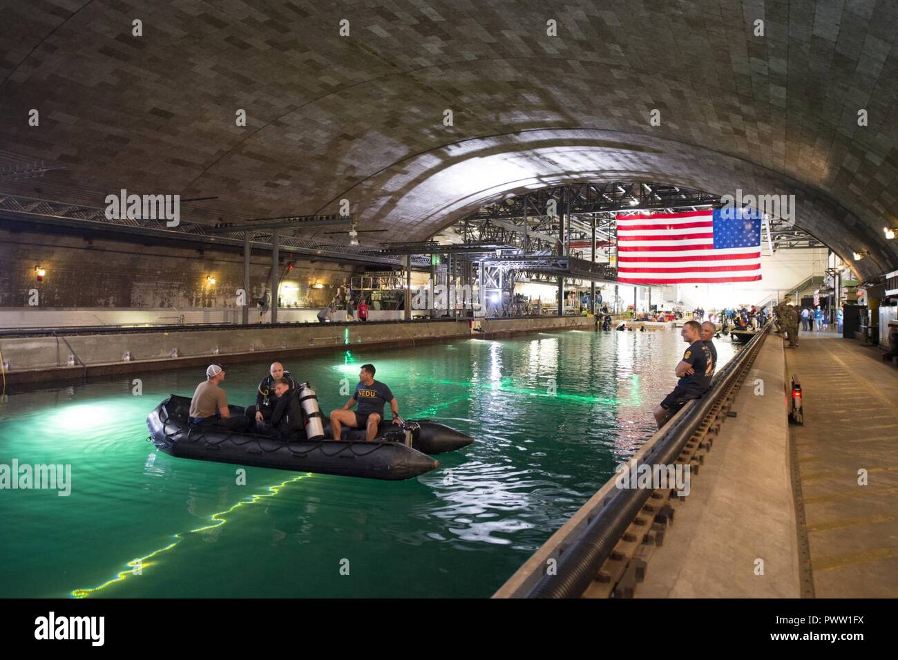 Velisti assegnati a Navy Experimental Diving Unit (NEDU) in stand by per assistere al David Taylor Model Basin durante il XIV International Human-Powered sommergibile gare (ISR) a superficie navale Warfare Center, Carderock Division in West Bethesda, Md., 28 giugno 2017. NEDU e supporto di dive-marittimi qualificati nella regione della capitale nazionale stanno contribuendo a garantire una sicurezza di concorrenza tra gli studenti a Carderock racing uomo-powered sommergibili hanno progettato e costruito per l'evento biennale è sponsorizzato dalla Fondazione per la subacquea di ricerca e istruzione e viene considerato la capstone ev Foto Stock