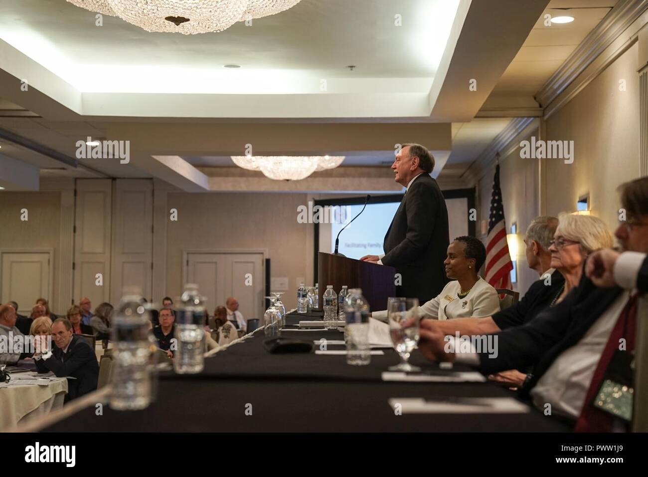 Membri della Difesa/POW mia agenzia di contabilità (DPAA) e membri della famiglia di servizio degli Stati Uniti membri considerati mancanti in azione si incontrano a Washington D.C., durante il campionato nazionale di POW/MIA famiglie' 48th Annual Meeting, 22 giugno 2017. Il fatto che la lega abbia come unico scopo quello di ottenere la liberazione di tutti i prigionieri, nella massima misura possibile la contabilizzazione del mancante e il rimpatrio di tutti possono dar luogo a rifusione rimane di coloro che morirono servendo la nostra nazione durante la Guerra del Vietnam. Foto Stock Membri della Difesa/POW mia agenzia di contabilità (DPAA) e membri della famiglia di servizio degli Stati Uniti membri considerati mancanti in azione si incontrano a Washington D.C., durante il campionato nazionale di POW/MIA famiglie' 48th Annual Meeting, 22 giugno 2017. Il fatto che la lega abbia come unico scopo quello di ottenere la liberazione di tutti i prigionieri, nella massima misura possibile la contabilizzazione del mancante e il rimpatrio di tutti possono dar luogo a rifusione rimane di coloro che morirono servendo la nostra nazione durante la Guerra del Vietnam. Foto Stock