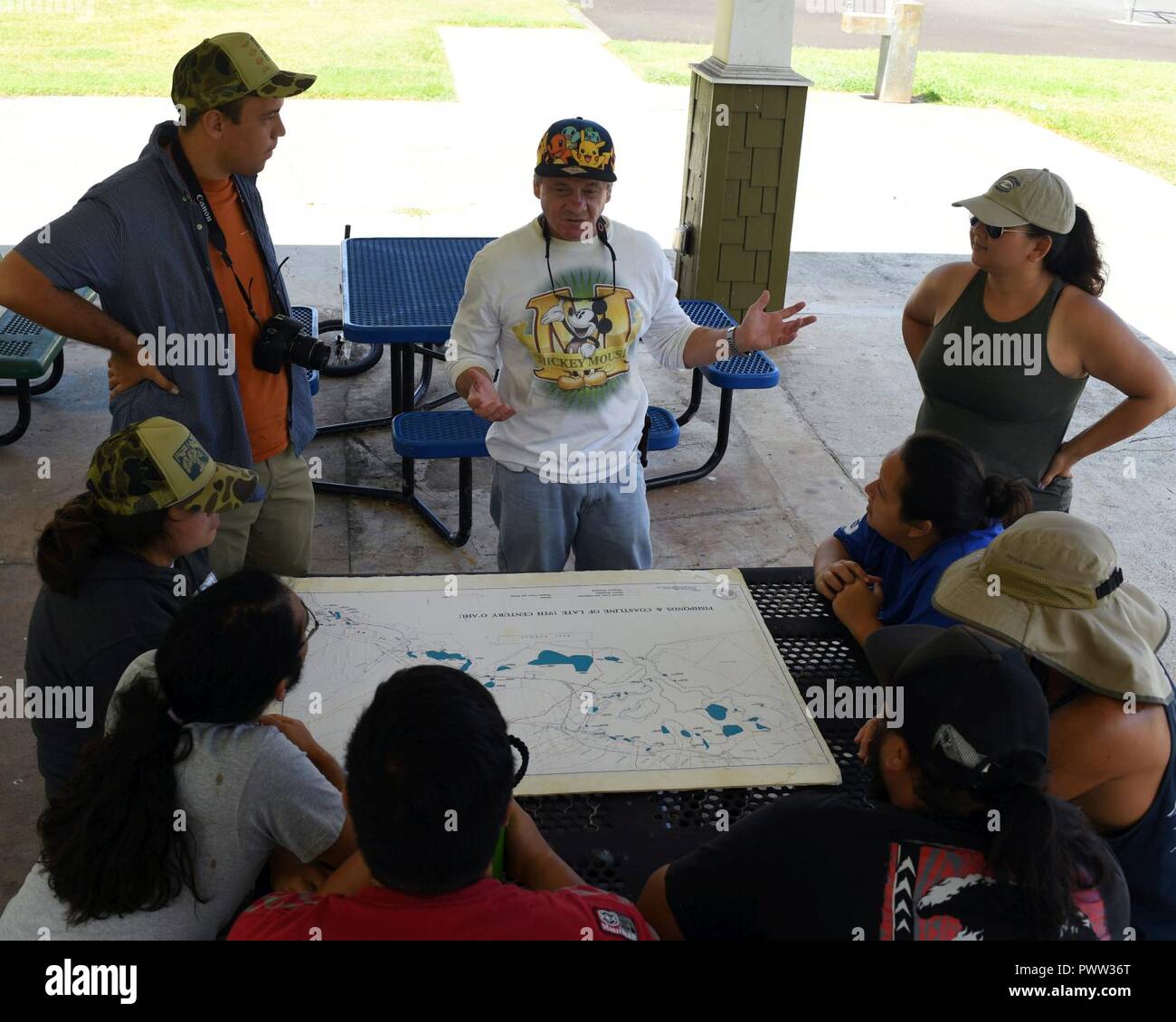 HONOLULU (Jun. 27, 2017) Jeff Pantaleo, Naval Facilities Engineering Command (NAVFAC) Hawaii archeologo, parla per studenti provenienti da università delle Hawaii Manoa durante un tour educativo di Loko Pa'aiau, un antico Hawaiian si trova un laghetto artificiale situato vicino Punto McGrew, Base comune Harbor-Hickam perla. Il tour è stato parte di un restauro in corso del Loko Pa'aiau e circondano il suo paesaggio culturale che ha avuto inizio nel 2014. ( Foto Stock