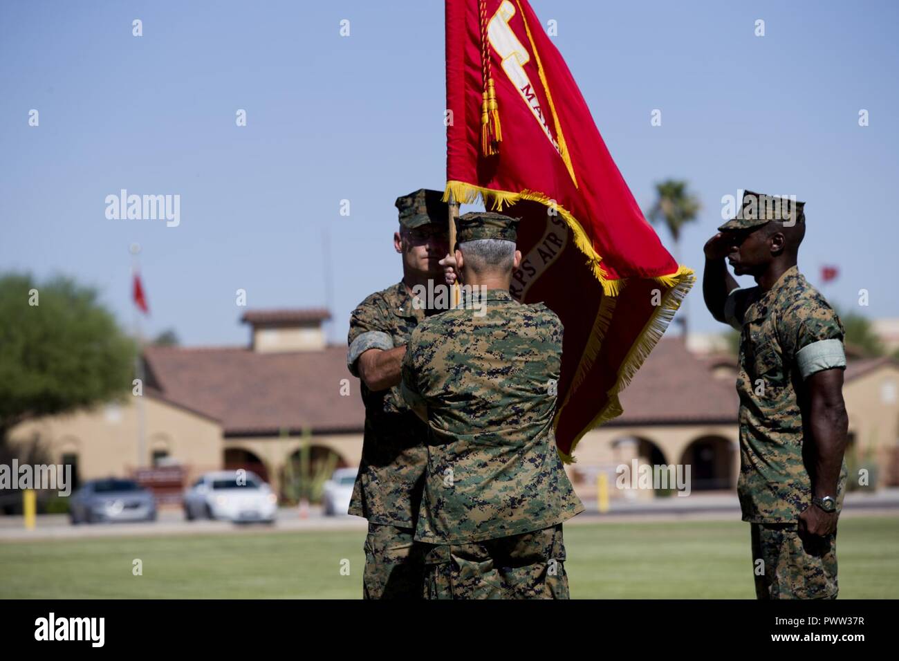 Stati Uniti Marine Corps Col. Ricardo Martinez, Marine Corps Air Station Yuma outgoing comandante, passa i colori per la imminente comandante, Col. David A. Suggs durante il loro cambiamento di cerimonia di comando a MCAS Yuma, Ariz., 27 giugno 2017. Foto Stock