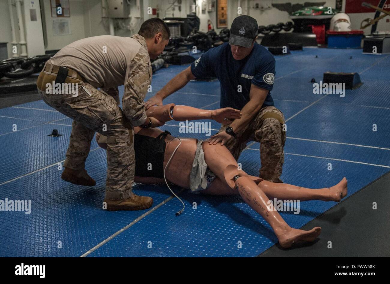 Pacifico occidentale (27 giugno 2017) l'eliminazione degli ordigni esplosivi Senior Chief (EWS/FPJ) Jon Christophersen, da Tacoma, Washington, e l'eliminazione degli ordigni esplosivi prima classe (EWS/SW) Johnpaul Brassel, da Atlanta, Georgia, posizionare un manichino truccate con un suicidio simulato vest a bordo della marina distribuita portaerei USS Ronald Reagan (CVN 76), durante una formazione integrata trapano che coinvolgono la sicurezza della nave la forza e l'eliminazione degli ordigni esplosivi (EOD) personale. Il trapano è stato progettato per testare la capacità di Reagan alle forze di sicurezza e EOD ai team di lavorare insieme per difendere la nave in Foto Stock Pacifico occidentale (27 giugno 2017) l'eliminazione degli ordigni esplosivi Senior Chief (EWS/FPJ) Jon Christophersen, da Tacoma, Washington, e l'eliminazione degli ordigni esplosivi prima classe (EWS/SW) Johnpaul Brassel, da Atlanta, Georgia, posizionare un manichino truccate con un suicidio simulato vest a bordo della marina distribuita portaerei USS Ronald Reagan (CVN 76), durante una formazione integrata trapano che coinvolgono la sicurezza della nave la forza e l'eliminazione degli ordigni esplosivi (EOD) personale. Il trapano è stato progettato per testare la capacità di Reagan alle forze di sicurezza e EOD ai team di lavorare insieme per difendere la nave in Foto Stock