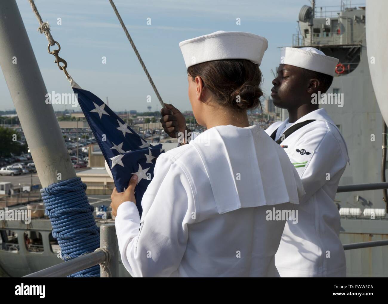 NORFOLK, Virginia (27 giugno 2017) Il Marinaio Caitlin Corbin e Airman pneumatico Spence e preparare per sollevare il ensign nazionale a mezz' asta a bordo dell'assalto anfibio nave USS Wasp (LHD 1). La bandiera è stata issata a mezz' asta in ricordo di sette marinai che hanno perso la vita a bordo guidato-missile destroyer USS Fitzgerald (DDG 62) durante una collisione con un mercantile nel 7 ° Flotta area di operazioni Giugno 17. La nave ha subito gravi danni ma tornato per le attività della flotta Yokosuka sotto il proprio potere. L'incidente è sotto inchiesta. ( Foto Stock NORFOLK, Virginia (27 giugno 2017) Il Marinaio Caitlin Corbin e Airman pneumatico Spence e preparare per sollevare il ensign nazionale a mezz' asta a bordo dell'assalto anfibio nave USS Wasp (LHD 1). La bandiera è stata issata a mezz' asta in ricordo di sette marinai che hanno perso la vita a bordo guidato-missile destroyer USS Fitzgerald (DDG 62) durante una collisione con un mercantile nel 7 ° Flotta area di operazioni Giugno 17. La nave ha subito gravi danni ma tornato per le attività della flotta Yokosuka sotto il proprio potere. L'incidente è sotto inchiesta. ( Foto Stock