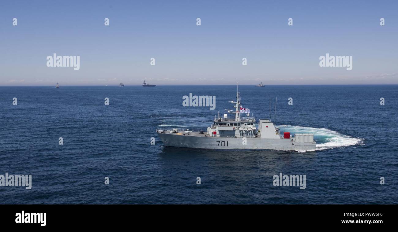 Oceano atlantico (27 giugno 2017) Il Royal Canadian Navy Kingston-class costiera marittima nave difesa HMCS Glace Bay (MM 701) transita il oceano Atlantico durante un esercizio di foto con la portaerei USS Dwight D. Eisenhower CVN (69) (IKE). Ike è in corso conducendo un gruppo bilaterale vela come parte del Canada 150 celebrazione dell anniversario. ( Foto Stock