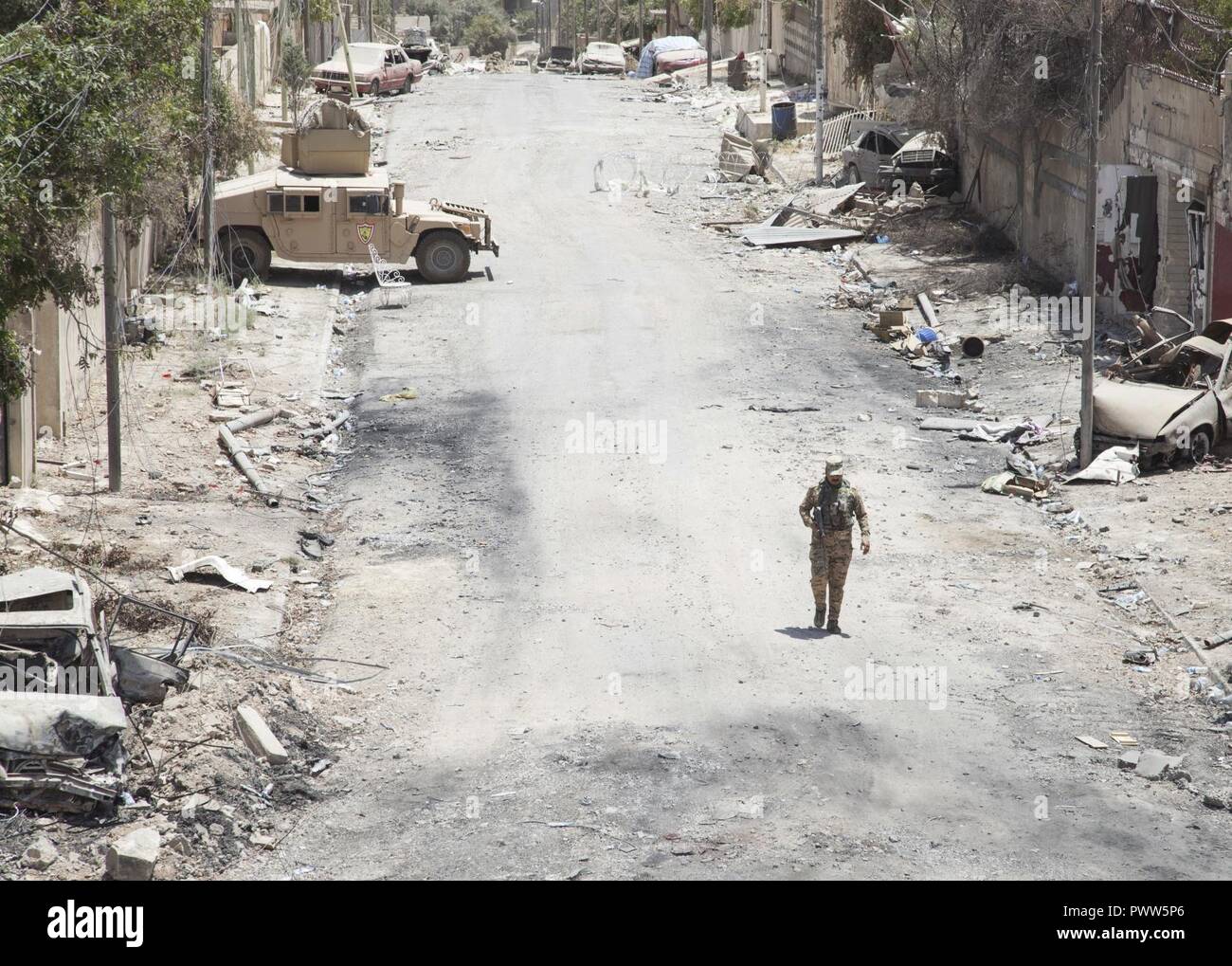 Una delle forze di sicurezza irachene stati fornisce la sicurezza nei pressi di una patrol base a Mosul, Iraq, 22 giugno 2017. Una coalizione globale di più di 60 regionali e internazionali hanno delle nazioni unite insieme per consentire a partner le forze per sconfiggere ISIS e ripristinare la stabilità e la sicurezza. Combined Joint Task Force - Funzionamento inerenti risolvere è la coalizione globale per sconfiggere ISIS in Iraq e la Siria. Foto Stock Una delle forze di sicurezza irachene stati fornisce la sicurezza nei pressi di una patrol base a Mosul, Iraq, 22 giugno 2017. Una coalizione globale di più di 60 regionali e internazionali hanno delle nazioni unite insieme per consentire a partner le forze per sconfiggere ISIS e ripristinare la stabilità e la sicurezza. Combined Joint Task Force - Funzionamento inerenti risolvere è la coalizione globale per sconfiggere ISIS in Iraq e la Siria. Foto Stock