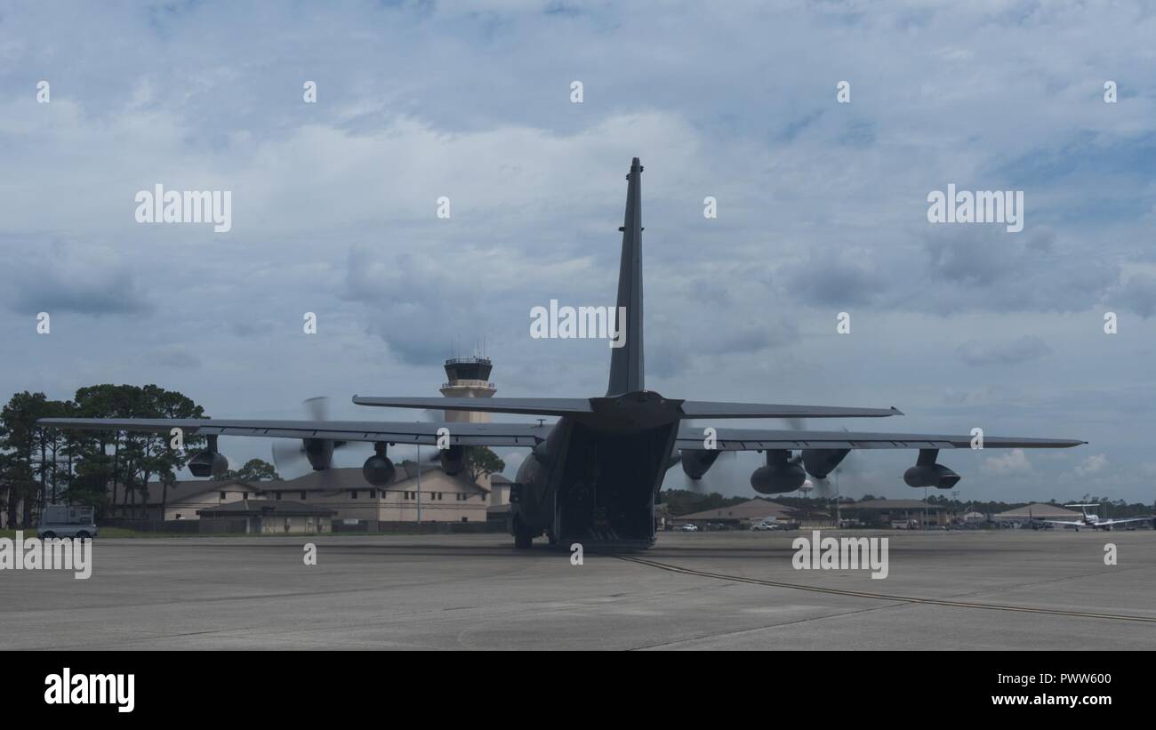 Junior cadetti ROTC volare in 1 operazioni speciali aerei ad ala come parte di un processo di familiarizzazione JROTC volo al campo Hurlburt Fla., Giugno 27, 2017. Più di 55 JROTC cadetti da vicino le scuole superiori ha volato in un ottavo Special Operations Squadron CV-22 Osprey tiltrotor velivoli e un quindicesimo SOS MC-130H combattere Taloni II. Foto Stock Junior cadetti ROTC volare in 1 operazioni speciali aerei ad ala come parte di un processo di familiarizzazione JROTC volo al campo Hurlburt Fla., Giugno 27, 2017. Più di 55 JROTC cadetti da vicino le scuole superiori ha volato in un ottavo Special Operations Squadron CV-22 Osprey tiltrotor velivoli e un quindicesimo SOS MC-130H combattere Taloni II. Foto Stock