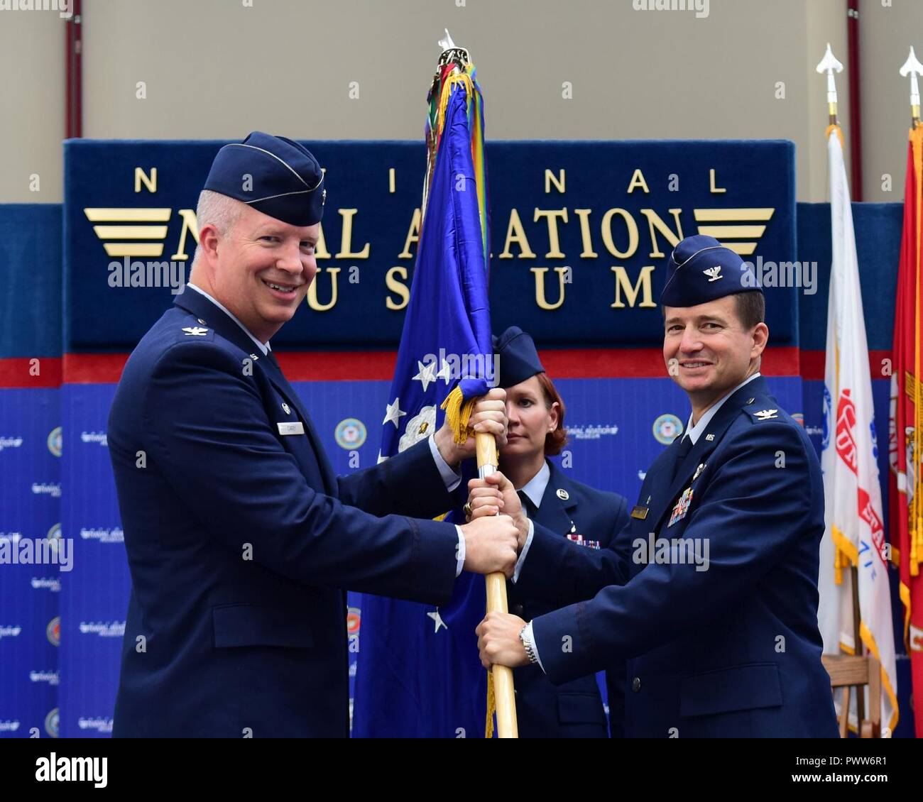 Col. Joel Carey, XII Formazione Flying Wing Commander, passa il guidon al Col. Charles McElvaine come egli assume il comando della 479th Flying Training Group durante un cambiamento di cerimonia di comando 30 giugno 2017 presso il National Naval Aviation Museum, Naval Air Station Pensacola, Fla. Foto Stock Col. Joel Carey, XII Formazione Flying Wing Commander, passa il guidon al Col. Charles McElvaine come egli assume il comando della 479th Flying Training Group durante un cambiamento di cerimonia di comando 30 giugno 2017 presso il National Naval Aviation Museum, Naval Air Station Pensacola, Fla. Foto Stock