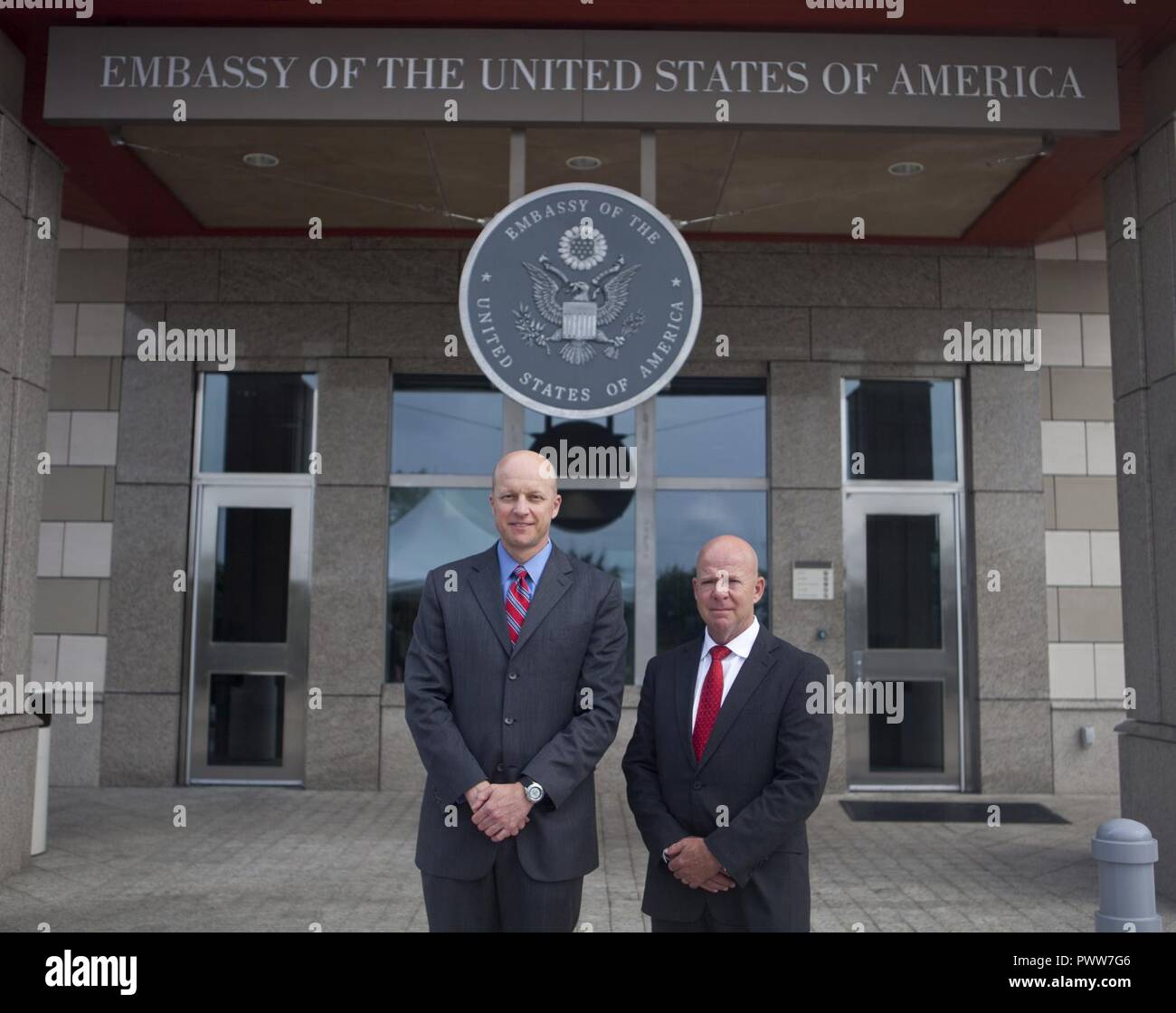 U.S Marine Col. Michael V. Samarov, a sinistra il comandante di scopo speciale Air-Ground Marine Task Force - Comando del Sud e Stati Uniti Marine Sgt. Il Mag. Glenn D. Bragg, il SPMAGTF-SC sergente maggiore, visitare il sito Web U.S. Ambasciata di Belmopan Belize, 20 giugno 2017. Samarov si è incontrato con diversi leader chiave durante la sua circolazione sul campo di battaglia di diversi paesi in America centrale in cui SPMAGTF-SC è operativo. Foto Stock