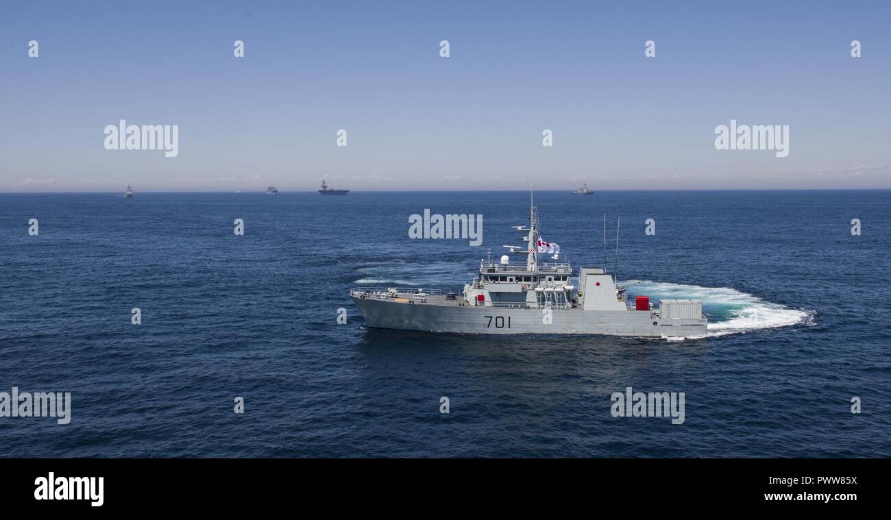 Oceano atlantico (27 giugno 2017) Il Royal Canadian Navy Kingston-class costiera marittima nave difesa HMCS Glace Bay (MM 701) transita il oceano Atlantico durante un esercizio di foto con la portaerei USS Dwight D. Eisenhower CVN (69) (IKE). Ike è in corso conducendo un gruppo bilaterale vela come parte del Canada 150 celebrazione dell anniversario. ( Foto Stock