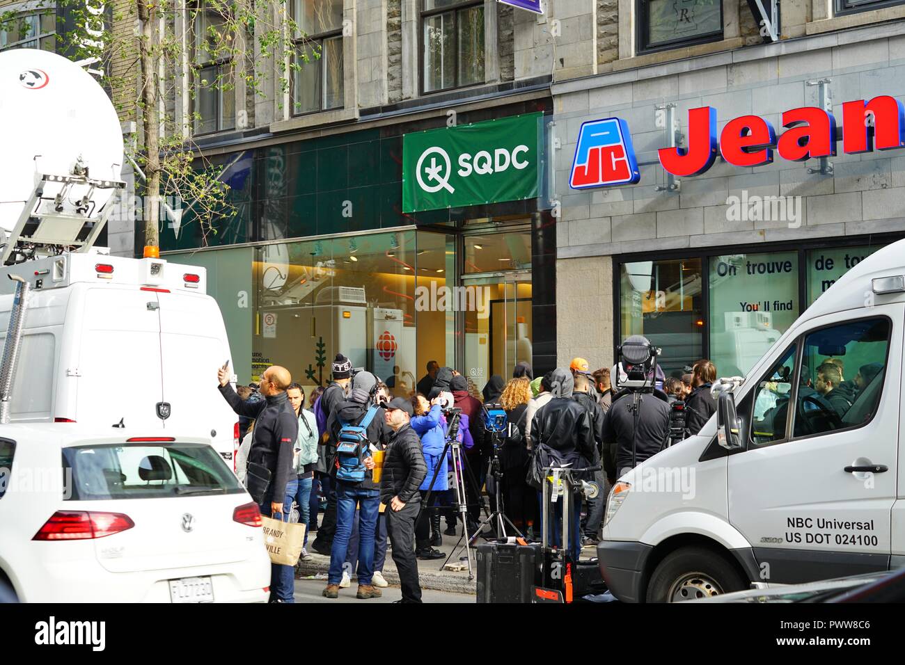 MONTREAL, CANADA : consente di visualizzare dei clienti allineando, media e li cattura, al di fuori di un negozio SQDC vendita di cannabis il primo giorno di legalizzazione di erbaccia. Foto Stock