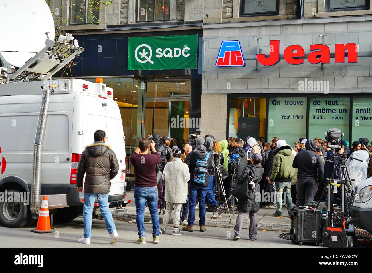 MONTREAL, CANADA : consente di visualizzare dei clienti allineando, media e li cattura, al di fuori di un negozio SQDC vendita di cannabis il primo giorno di legalizzazione di erbaccia. Foto Stock