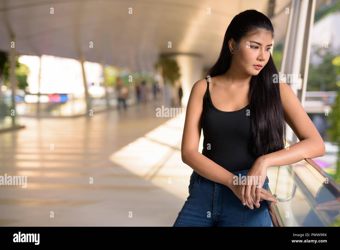 Giovane bella donna asiatica ad esplorare i dintorni della città Foto Stock