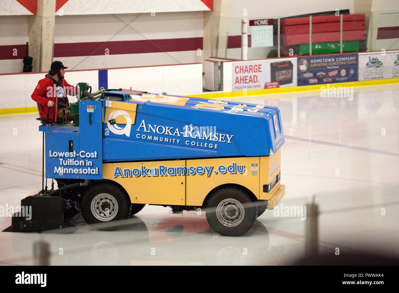 Unico Zamboni ice condizionata macchina essendo guidato oltre la pista di pattinaggio su ghiaccio durante una pausa nella azione di hockey. Anoka Minnesota MN USA Foto Stock