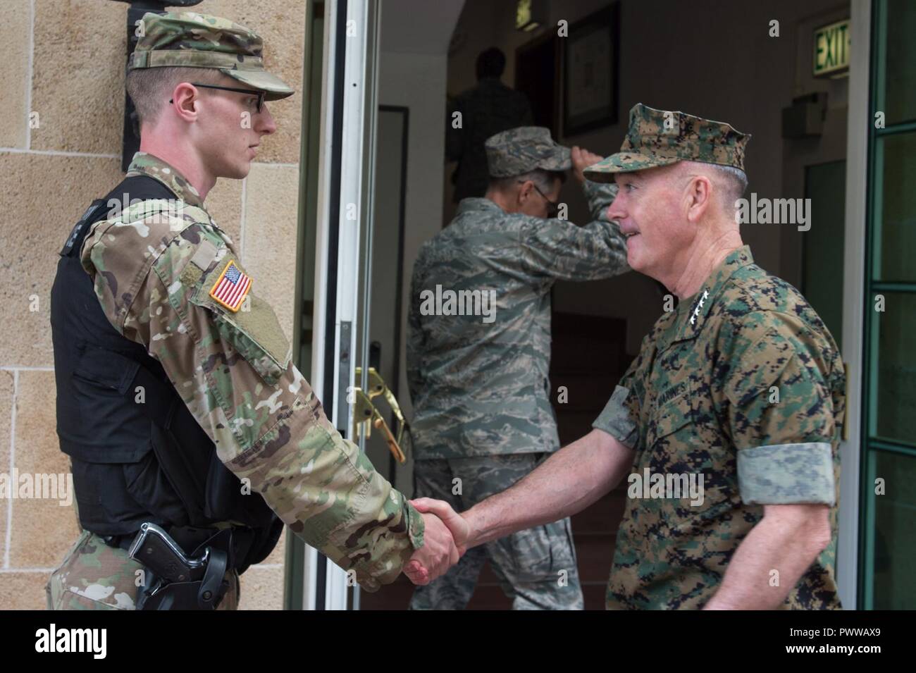 Stati Uniti Marine Corps gen. Joseph F. Dunford, Jr., Presidente del Comune di capi di Stato Maggiore, saluta una polizia militare soldato a U.S. Comando europeo (USEUCOM) a Stoccarda, Germania, 29 giugno 2017. Gen. Dunford visitato USEUCOM e U.S. Africa il comando dopo aver trascorso diversi giorni in Afghanistan riunione degli Stati Uniti, coalizione, e i leader afghani. Foto Stock