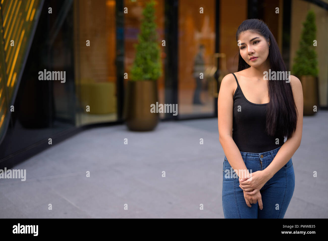 Giovane bella donna asiatica ad esplorare i dintorni della città Foto Stock