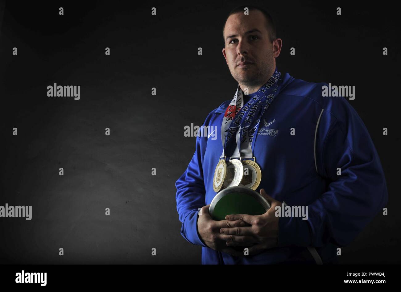 Ritirato U.S. Air Force Staff Sgt. Clifton selce, precedentemente 48th delle forze di sicurezza Squadron base defense operations center controller in posa per una foto Giugno 30, 2017, sulla RAF Mildenhall, Inghilterra, con la sua discus e il bronzo, argento e oro medaglie ha conseguito presso il guerriero ferito Air Force giochi terrà presso la Base Aerea Militare di Nellis Nevada, all'inizio di quest'anno. La selce soffre di disturbo da stress post-traumatico, portato a sostenere dopo una lesione traumatica del cervello mentre dispiegato in Iraq in 2005. Foto Stock Ritirato U.S. Air Force Staff Sgt. Clifton selce, precedentemente 48th delle forze di sicurezza Squadron base defense operations center controller in posa per una foto Giugno 30, 2017, sulla RAF Mildenhall, Inghilterra, con la sua discus e il bronzo, argento e oro medaglie ha conseguito presso il guerriero ferito Air Force giochi terrà presso la Base Aerea Militare di Nellis Nevada, all'inizio di quest'anno. La selce soffre di disturbo da stress post-traumatico, portato a sostenere dopo una lesione traumatica del cervello mentre dispiegato in Iraq in 2005. Foto Stock