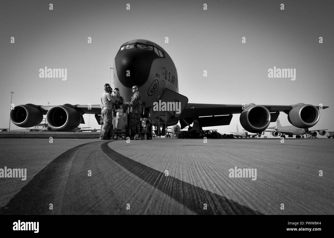 Un U.S. Air Force KC-135 Stratotanker pilota, assegnato al 340 Expeditionary Air Refuelling Squadron, recensioni i record di manutenzione con i manutentori assegnato al 340 Manutenzione aeromobili unità prima di un volo a sostegno di funzionamento inerenti risolvere Luglio 3, 2017 at Al Udeid Air Base, in Qatar. Il KC-135 antenna fornisce capacità di rifornimento a Stati Uniti e le forze della coalizione hanno lottando per eliminare le forze di ISIS nella regione. Foto Stock