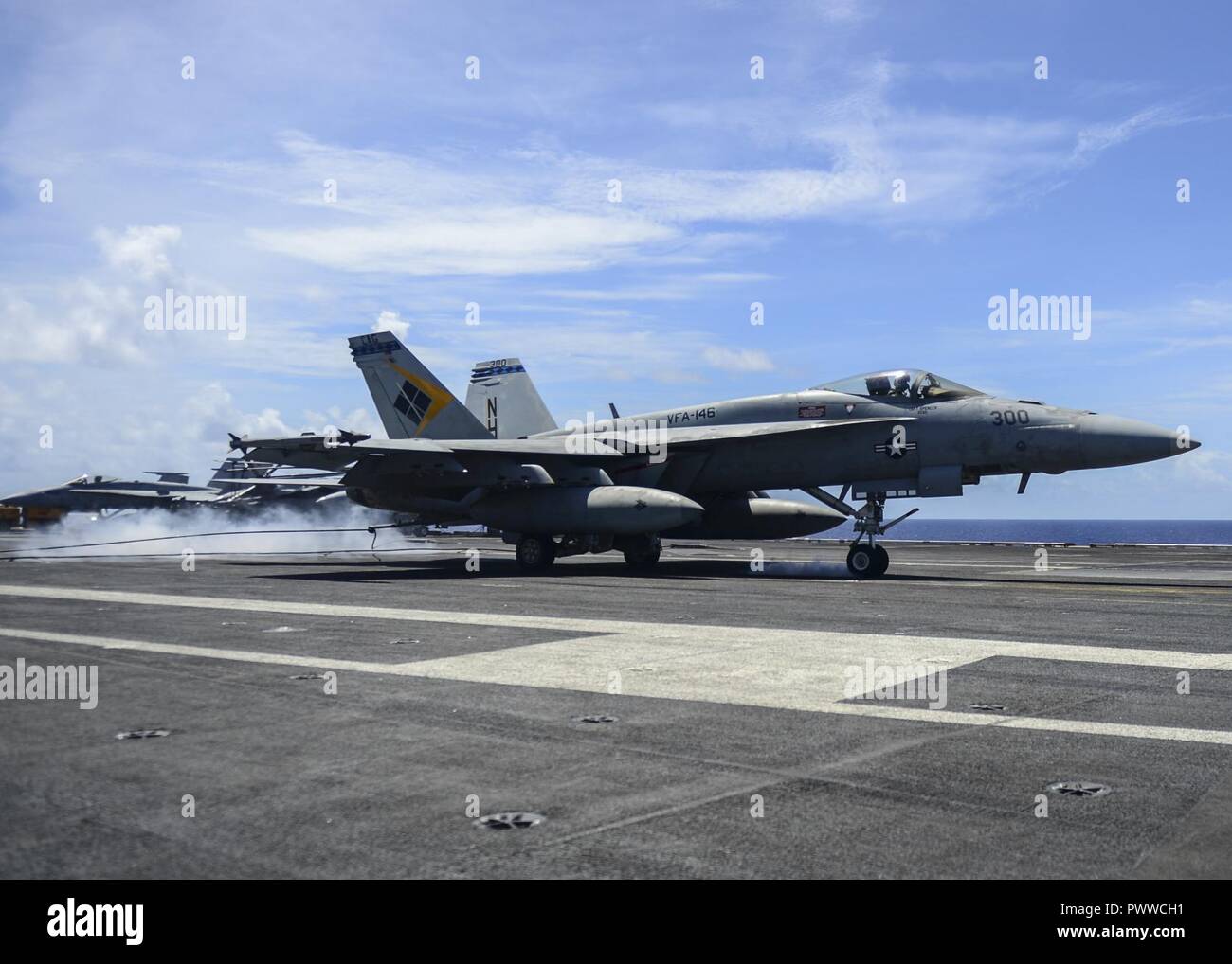 Acque di Guam (30 giugno 2017) un'F/A-18E Super Hornet, dal "i diamanti blu' di Strike Fighter Squadron (VFA) 146, atterra sul ponte di volo della portaerei USS Nimitz CVN (68), 30 giugno 2017, nell'Oceano Pacifico. Nimitz è attualmente sulla distribuzione negli Stati Uniti 7 flotta area di operazioni. Gli Stati Uniti Marina ha pattugliato il Pacifico Indo-Asia di routine per più di 70 anni regionale di promozione della pace e della sicurezza. ( Foto Stock