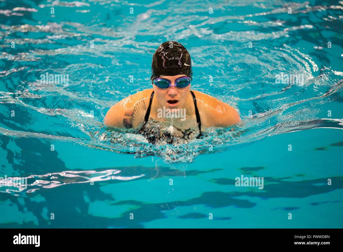 Stati Uniti Il personale dell'esercito Sgt. Rachel Salemink, da Fort Wayne, Ind. pratiche per il nuoto la concorrenza per il 2017 per il Dipartimento della Difesa Warrior giochi a Chicago, Illinois, il 5 luglio 2017. Il DOD Warrior giochi sono un evento annuale permettendo di feriti e ammalati e feriti i membri del servizio e i veterani in Paralympic-style sport tra cui tiro con l'arco, ciclismo, campo, tiro, seduta pallavolo, piscina, pista e basket in carrozzella. Foto Stock Stati Uniti Il personale dell'esercito Sgt. Rachel Salemink, da Fort Wayne, Ind. pratiche per il nuoto la concorrenza per il 2017 per il Dipartimento della Difesa Warrior giochi a Chicago, Illinois, il 5 luglio 2017. Il DOD Warrior giochi sono un evento annuale permettendo di feriti e ammalati e feriti i membri del servizio e i veterani in Paralympic-style sport tra cui tiro con l'arco, ciclismo, campo, tiro, seduta pallavolo, piscina, pista e basket in carrozzella. Foto Stock