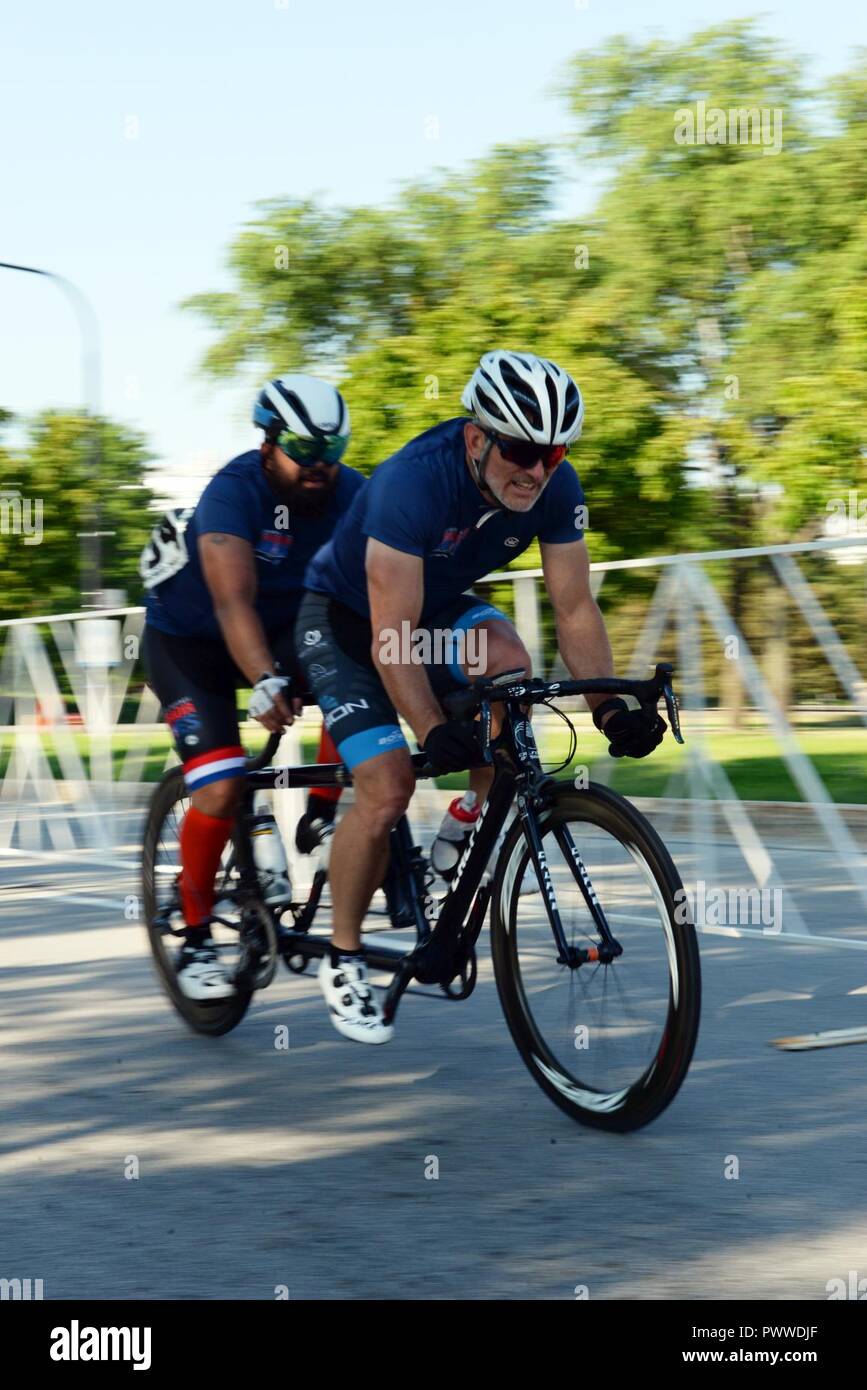 CHICAGO (Luglio 6, 2017) del Team Navy guerriero veterano atleta Petty Officer 1. Classe Adrian "AJ" Mohammed, sinistro e la sua guida partecipare uomini del montante ciclismo tandem concorrenza durante il 2017 il Dipartimento della Difesa Warrior giochi. Ipovedenti ciclisti ride tandem con una guida per navigare il corso. Il DoD Warrior giochi sono un evento annuale permettendo di feriti e ammalati e feriti i membri del servizio e i veterani di competere in Paralympic-style sport tra cui tiro con l'arco, ciclismo, campo, tiro, seduta pallavolo, piscina, pista e basket in carrozzella. Foto Stock