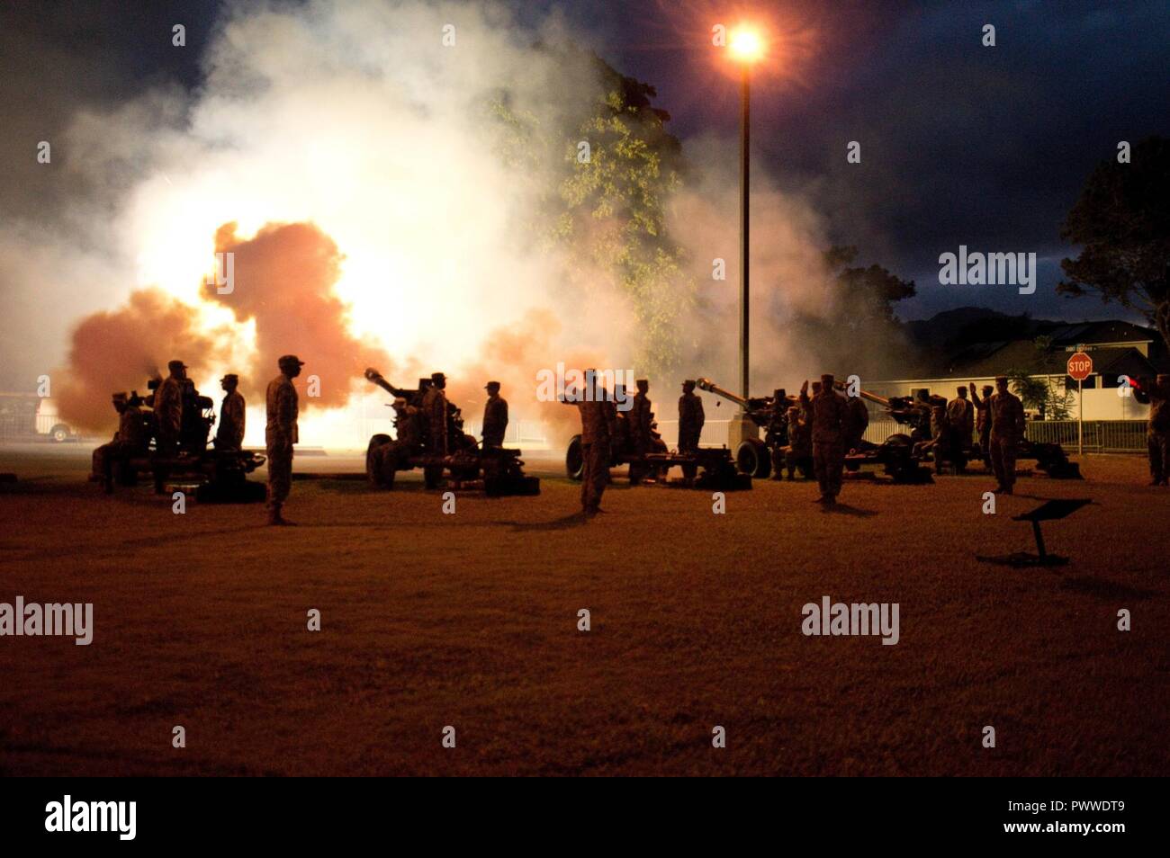 SCHOFIELD BARRACKS - Membri del secondo battaglione, campo xi Reggimento di Artiglieria fuoco dal loro obici per rappresentare ciascuno dei 50 membri durante il quarto di luglio spettacolare, 4 luglio 2017. La manifestazione è stata aperta al pubblico, inclusi giochi, giostre, divertimento e cibo. Foto Stock