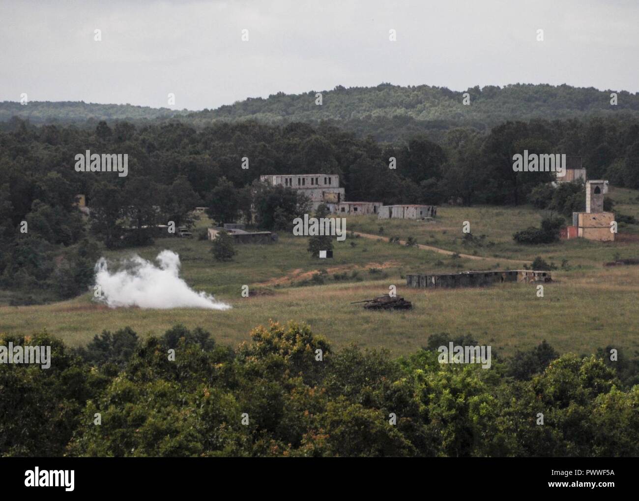 Bianco pennacchi di fumo da un inerte formazione bomba a Cannon intervallo vicino Laquey, Mo., Luglio 6, 2017. La gamma comprende 40 array di destinazione con oltre 700 oggetti distinti, 14 dei quali possono essere utilizzati per assegnare il punteggio di un pilota di precisione della fotocamera con torri e un avanzato sistema informatico. Foto Stock