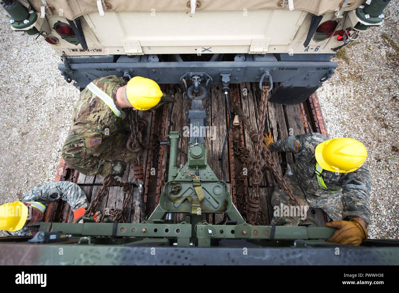 Due Guardsman nazionale fissare e serrare un HMMWV su un vagone ferroviario a Camp Atterbury, Ind. Luglio 6, 2017. Un gruppo di guardsman da Indiana, Illinois e Pennsylvania uniti insieme a sostegno della Task Force Hoosier per assistere la 76th della brigata di fanteria combattere Team nel trasporto delle loro attrezzature a Fort Polk, La. per un prossimo Joint Readiness Training Center la rotazione. Foto Stock Due Guardsman nazionale fissare e serrare un HMMWV su un vagone ferroviario a Camp Atterbury, Ind. Luglio 6, 2017. Un gruppo di guardsman da Indiana, Illinois e Pennsylvania uniti insieme a sostegno della Task Force Hoosier per assistere la 76th della brigata di fanteria combattere Team nel trasporto delle loro attrezzature a Fort Polk, La. per un prossimo Joint Readiness Training Center la rotazione. Foto Stock