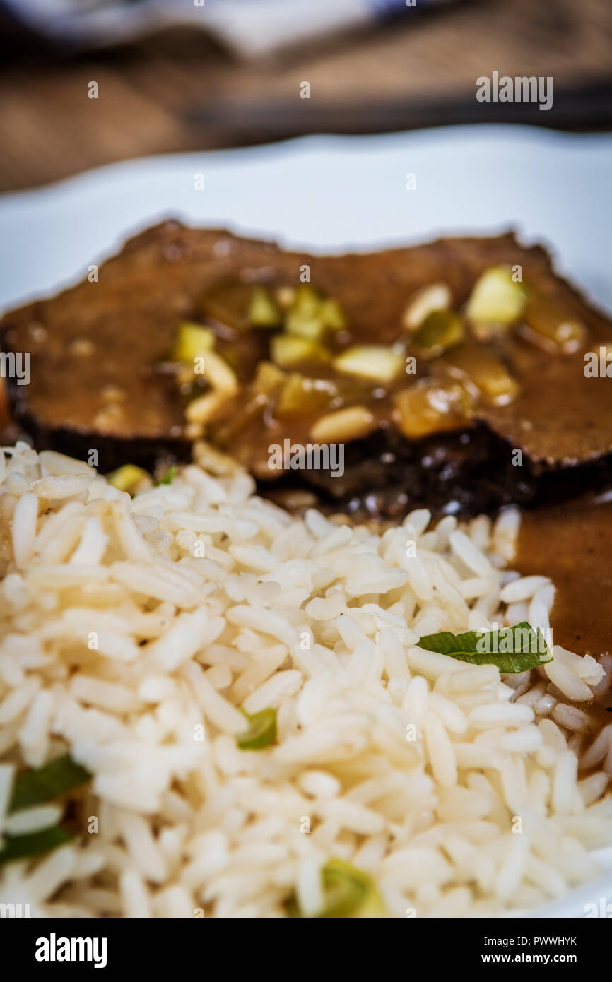 Ceca cibo tradizionale di Znojmo con salsa di cetriolo e la carne di maiale e di riso sulla tavola di legno Foto Stock