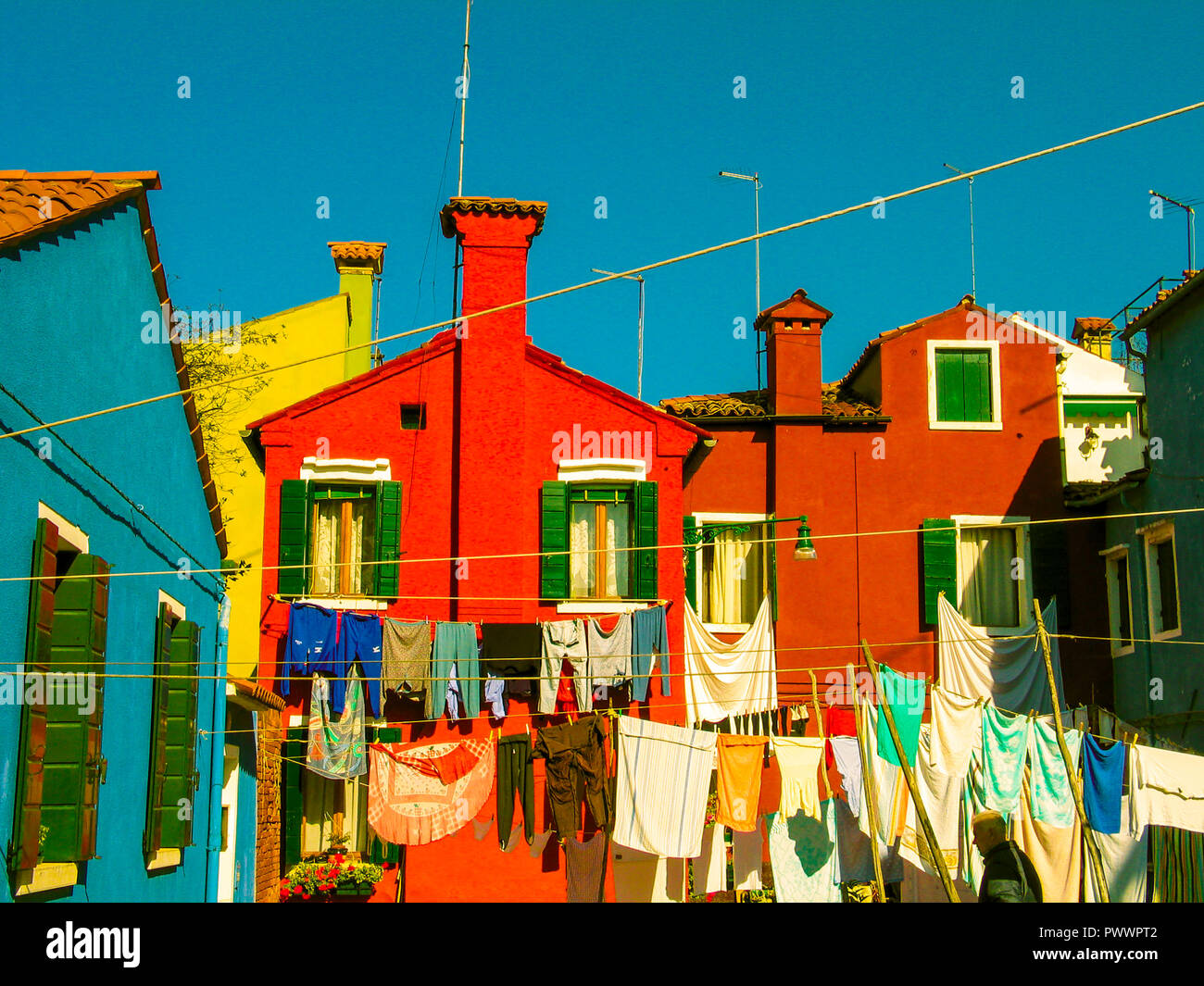 Colori vivaci e lavanderia creano un'atmosfera vivace sull'isola di Burano nella laguna veneziana. Italia Foto Stock