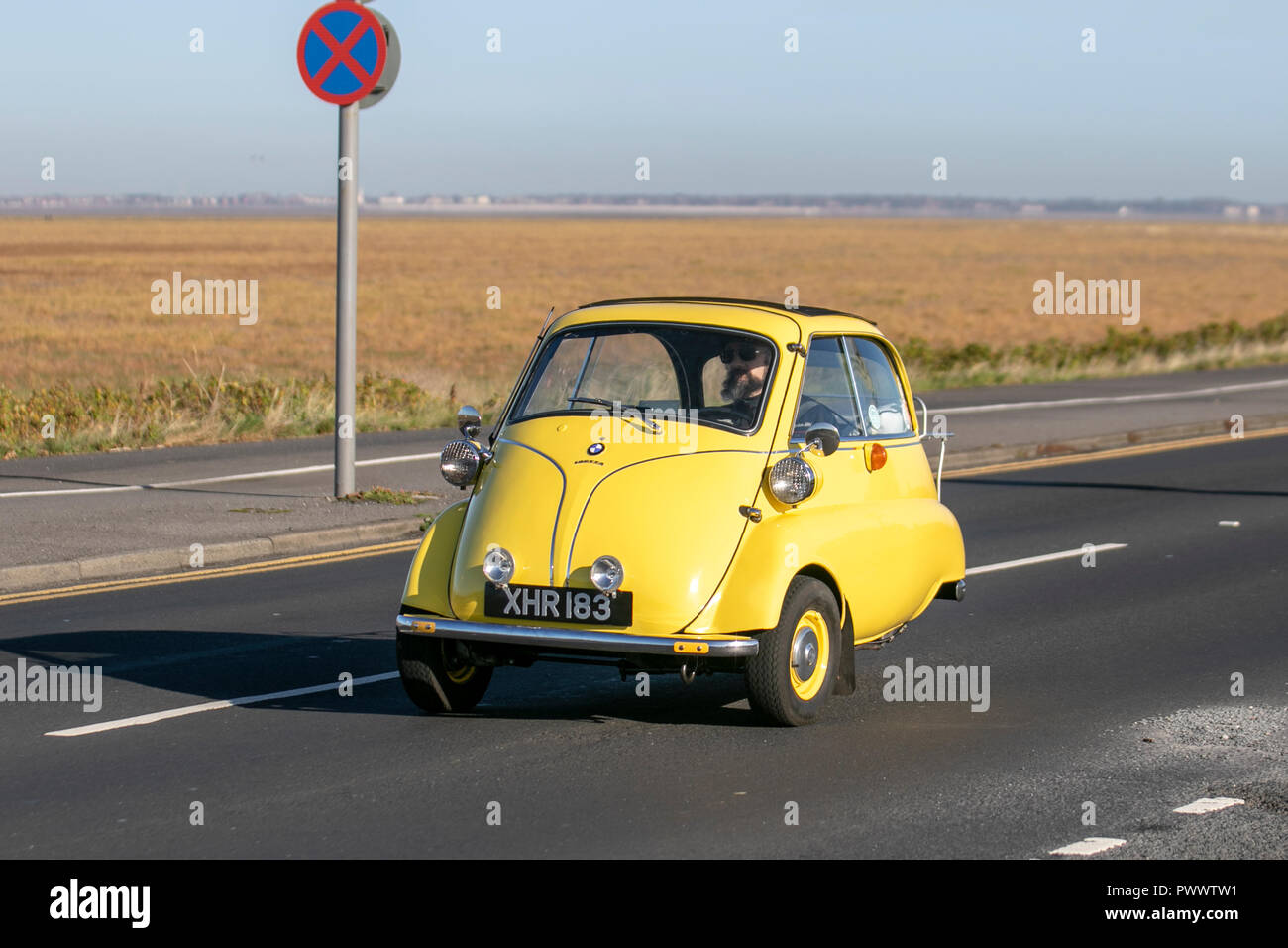 1960 60s giallo 300cc Yellow Isetta 3 ruote strano standard Bubble auto, 1950 bolla auto microcar su Southport, Seafront Promenade, Regno Unito Foto Stock